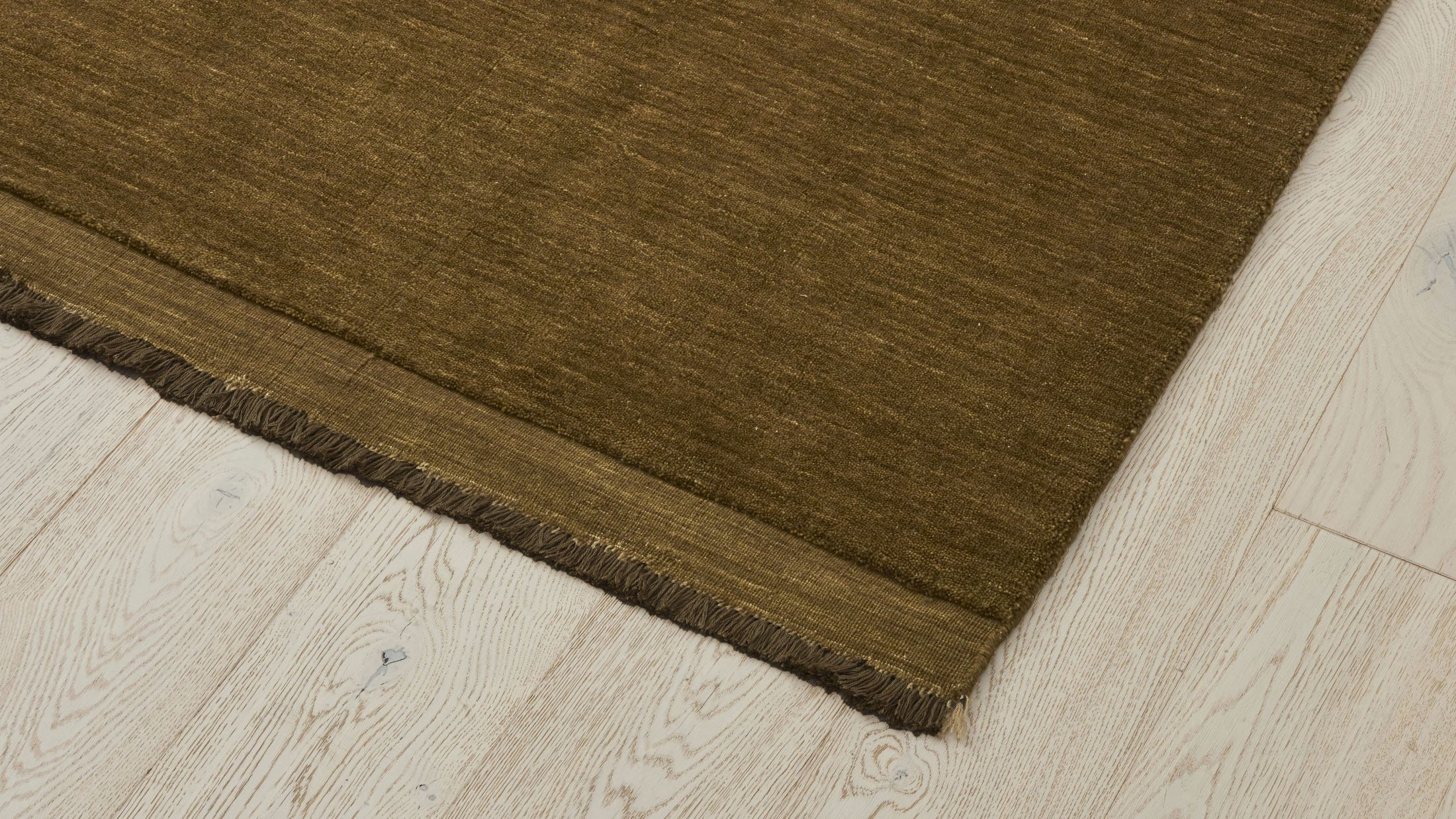 low-horizsilvio-oakmoss-rug_ljaqflh.jpg