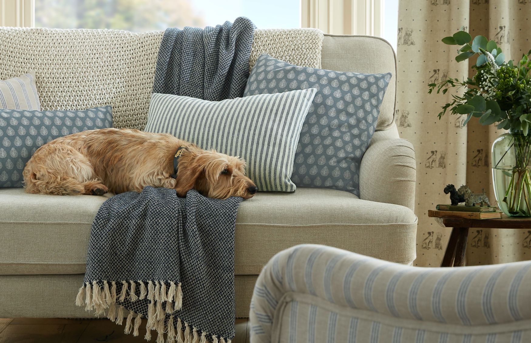 low-heroemily-bond-living-room-08-1710467988.jpg